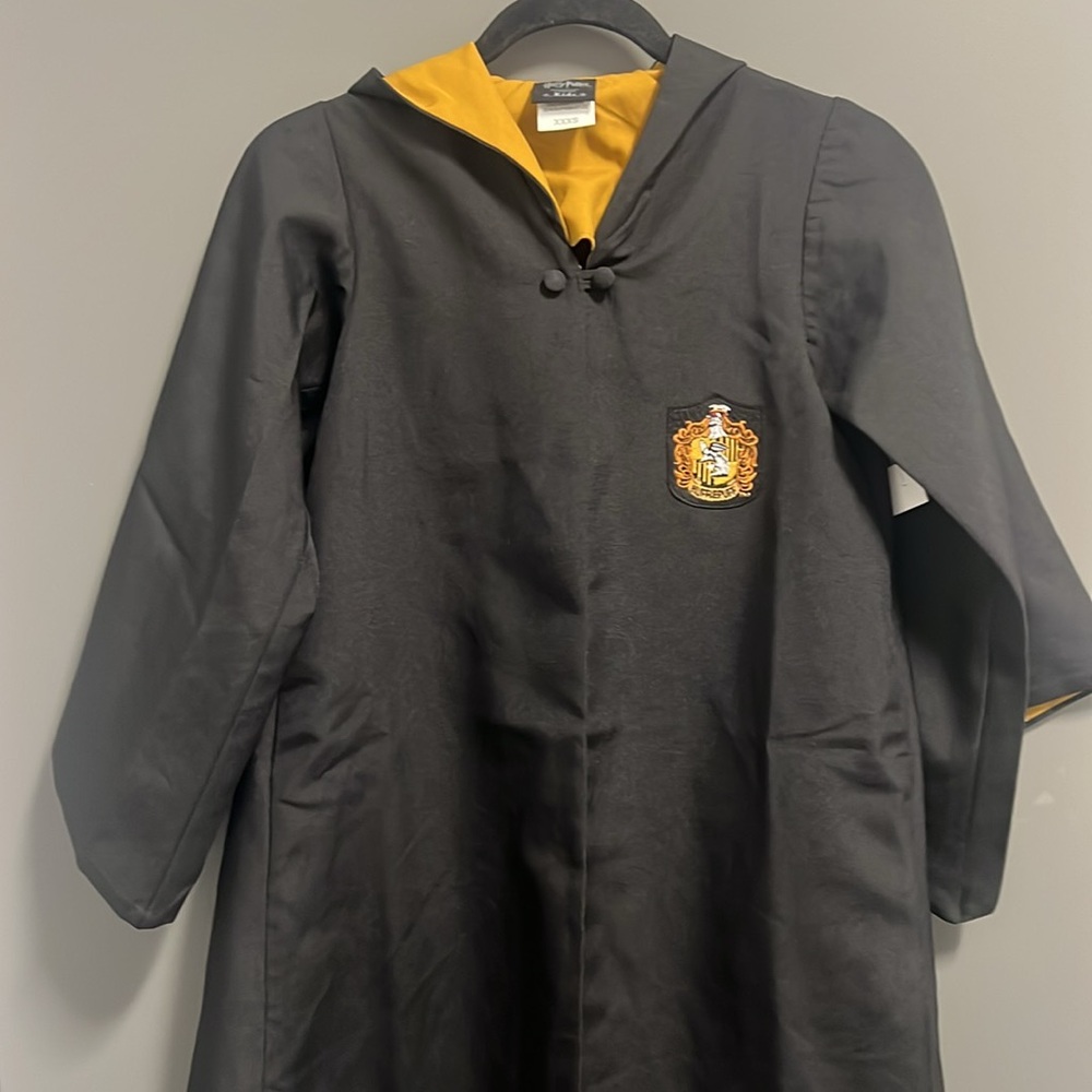 Hufflepuff Robe Size XXXS RARE - Picture 6 of 10